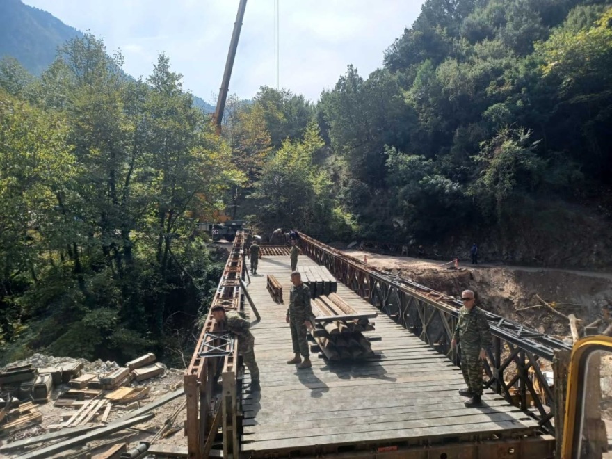 Θεσσαλία: Αποκαταστάθηκε η κυκλοφορία στα Στουρναρέικα Τρικάλων με την τοποθέτηση γέφυρας Μπέλεϋ