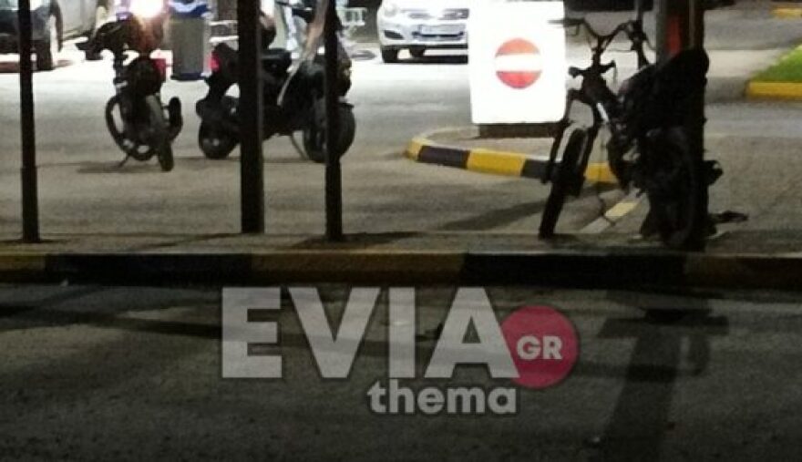 Εύβοια: Σοβαρό τροχαίο στα Ψαχνά – Αυτοκίνητο διέλυσε μηχανάκι μετά από σύγκρουση