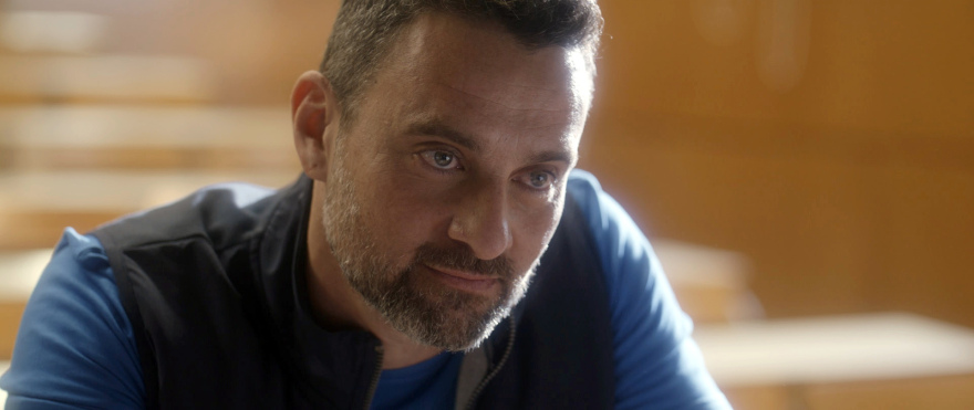 Κάνε ότι κοιμάσαι: Η δολοφονία κλονίζει τη φήμη του σχολείου – Ο Νικόλας συγκρούεται με τον διευθυντή