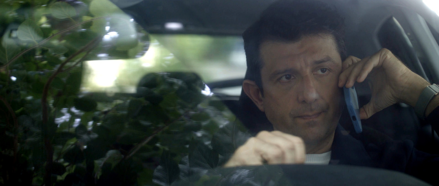 Κάνε ότι κοιμάσαι: Η δολοφονία κλονίζει τη φήμη του σχολείου – Ο Νικόλας συγκρούεται με τον διευθυντή