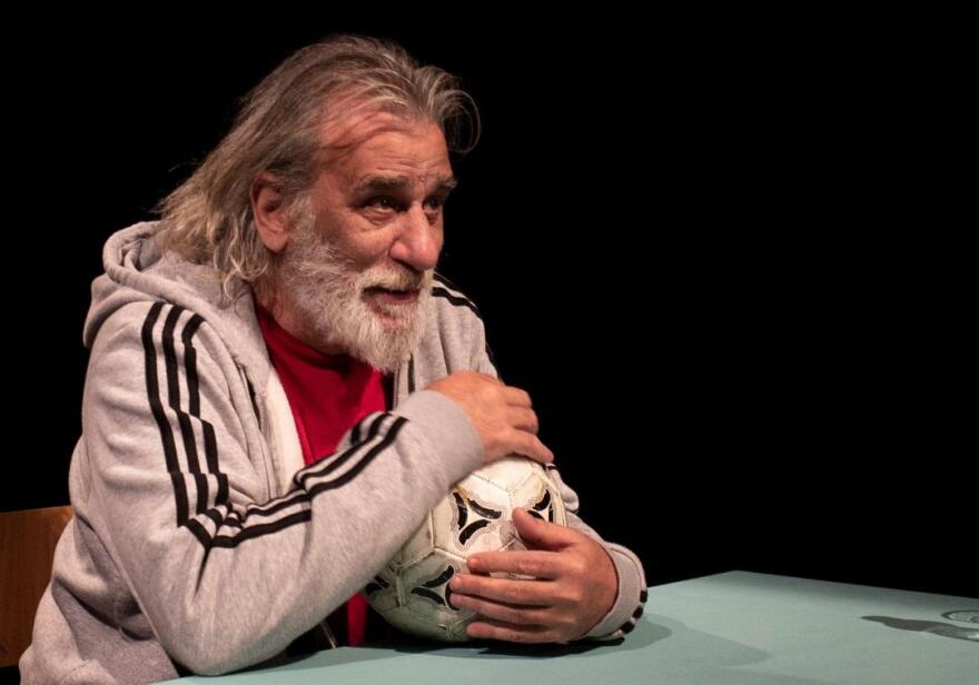 Γιώργος Νινιός: Διηγείται τις ιστορίες ενός τερματοφύλακα στη σκηνή του θεάτρου Σταθμός