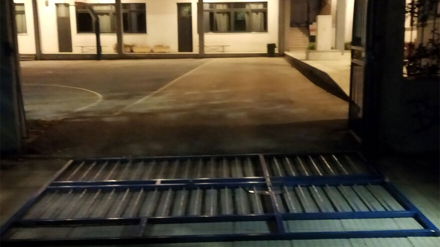  Βόλος: Καθηγήτρια τραυματίστηκε στο κεφάλι όταν κατέρρευσε η καγκελόπορτα του 2ου ΕΠΑΛ