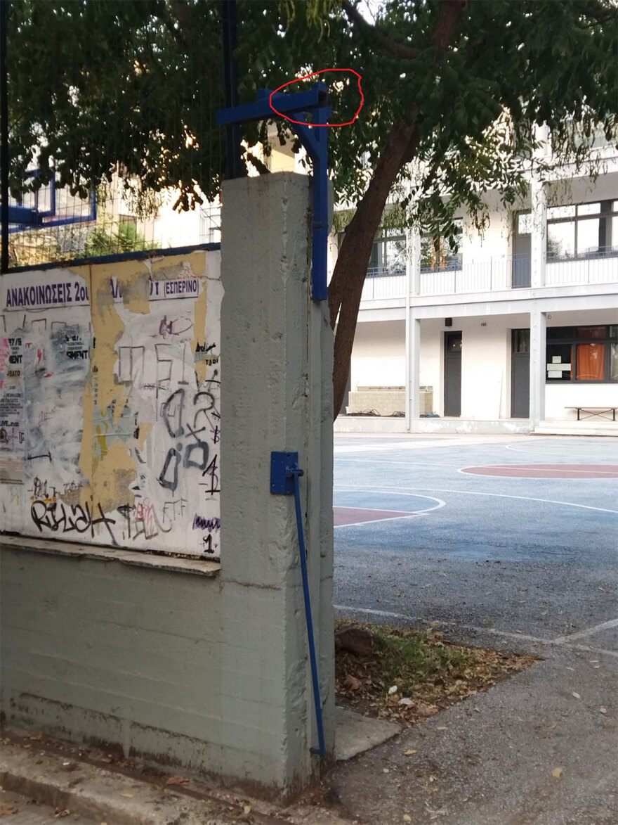  Βόλος: Καθηγήτρια τραυματίστηκε στο κεφάλι όταν κατέρρευσε η καγκελόπορτα του 2ου ΕΠΑΛ