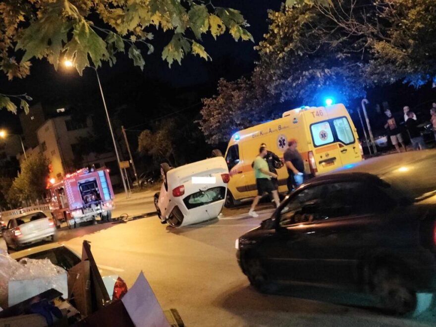 Θεσσαλονίκη: Ανατροπή αυτοκινήτου μετά από σύγκρουση με άλλο - Δείτε φωτογραφίες