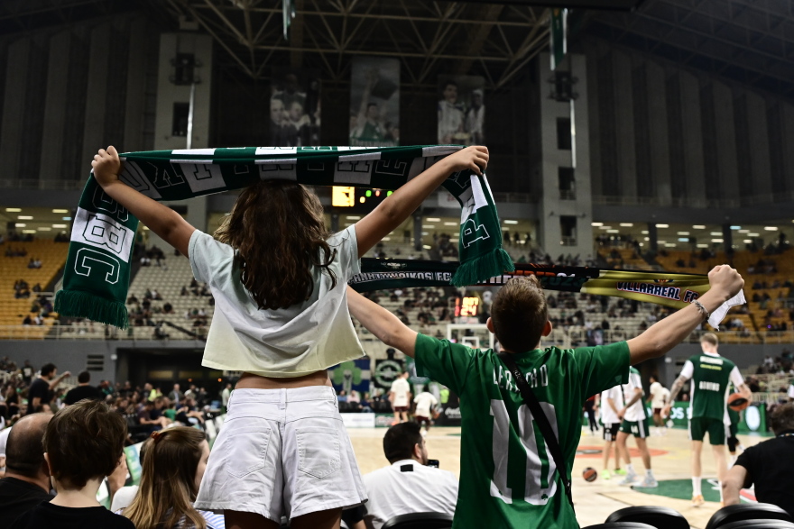 «Τρέλα» από 12.000 κόσμο στο ΟΑΚΑ για τον μπασκετικό Παναθηναϊκό - Στις εξέδρες Στάνκογλου, Μπισμπίκης - Βίντεο και φωτογραφίες