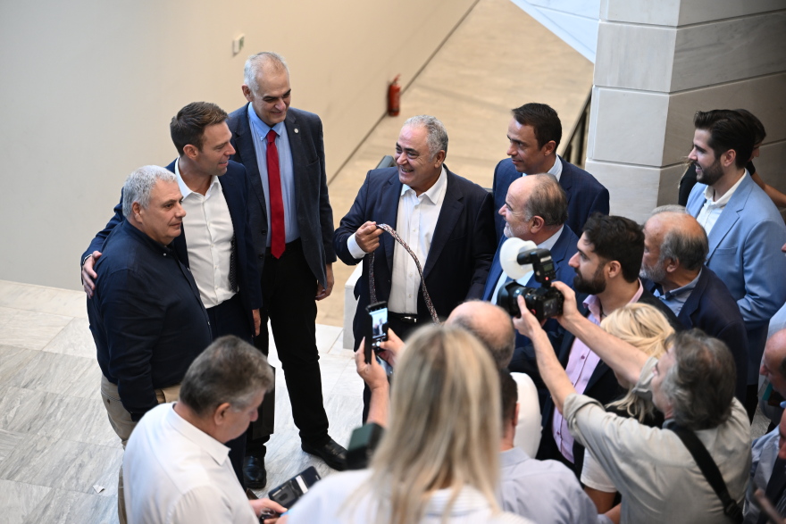 Ο Κασσελάκης αντάλλαξε γραβάτες με τον πρόεδρο του Επαγγελματικού Επιμελητηρίου Αθηνών - Φωτογραφίες