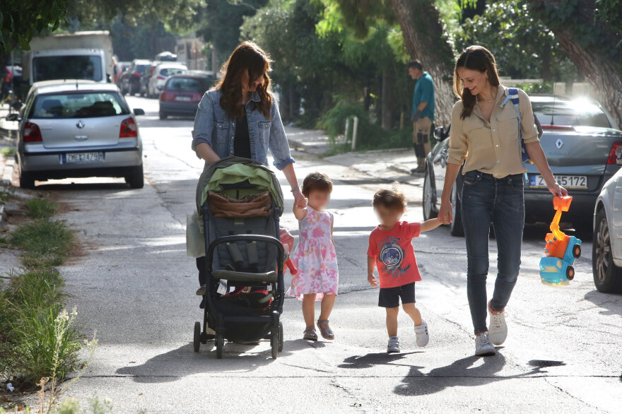  Προεκλογική αυλαία στον  ΣΥΡΙΖΑ: Στην παιδική χαρά με το παιδί της το πρωί η Έφη, σε πάρτι νεολαίας το βράδυ ο Στέφανος 