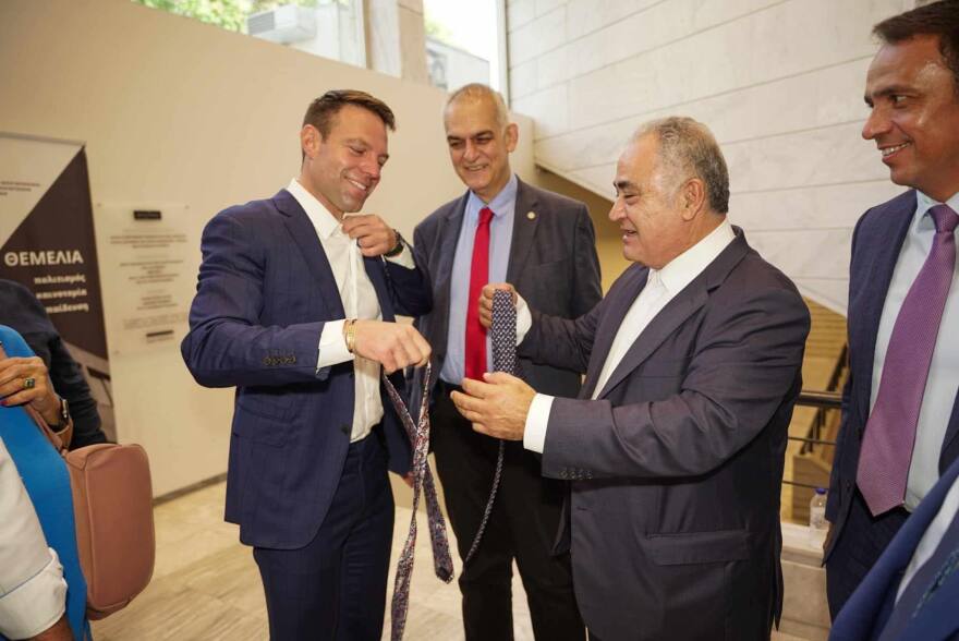 Ο Κασσελάκης αντάλλαξε γραβάτες με τον πρόεδρο του Επαγγελματικού Επιμελητηρίου Αθηνών - Φωτογραφίες