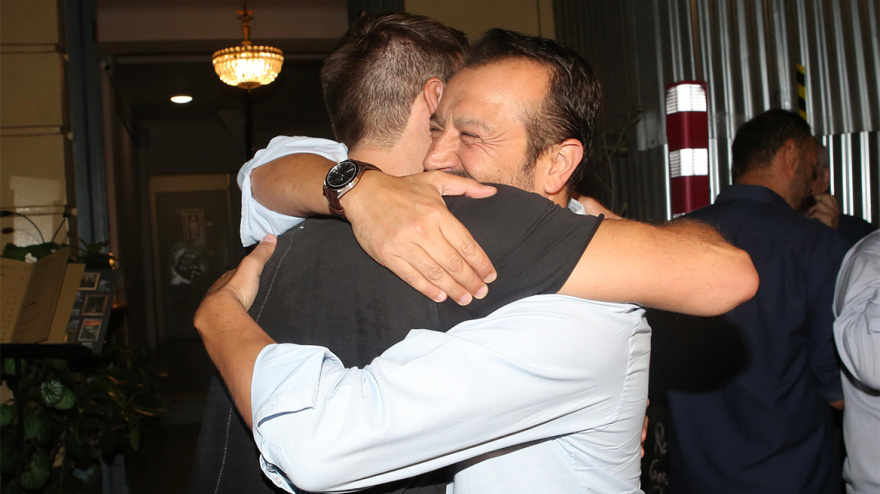 Στέφανος Κασσελάκης: Σε πάρτι νεολαίας με φίλους και συνεργάτες - Δείτε βίντεο και φωτογραφίες