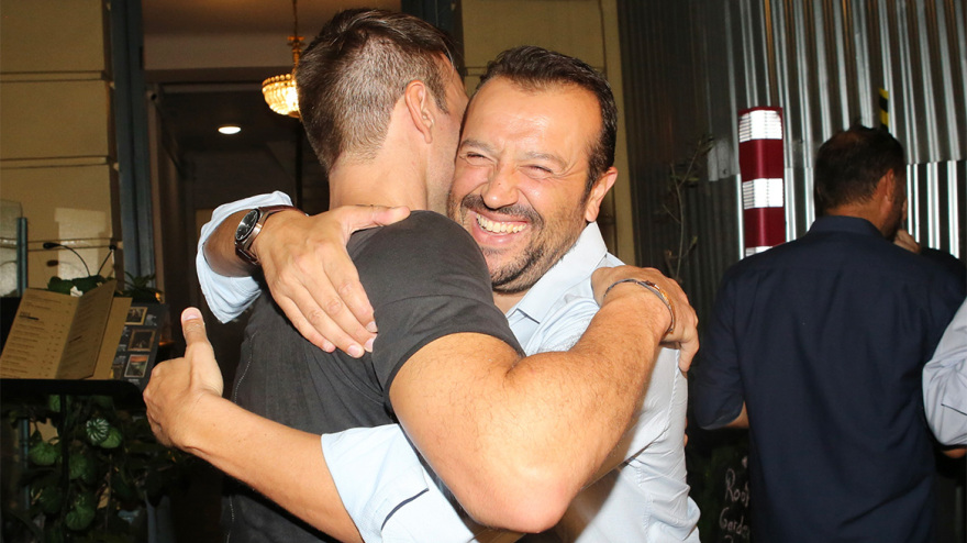 Στέφανος Κασσελάκης: Σε πάρτι νεολαίας με φίλους και συνεργάτες - Δείτε βίντεο και φωτογραφίες