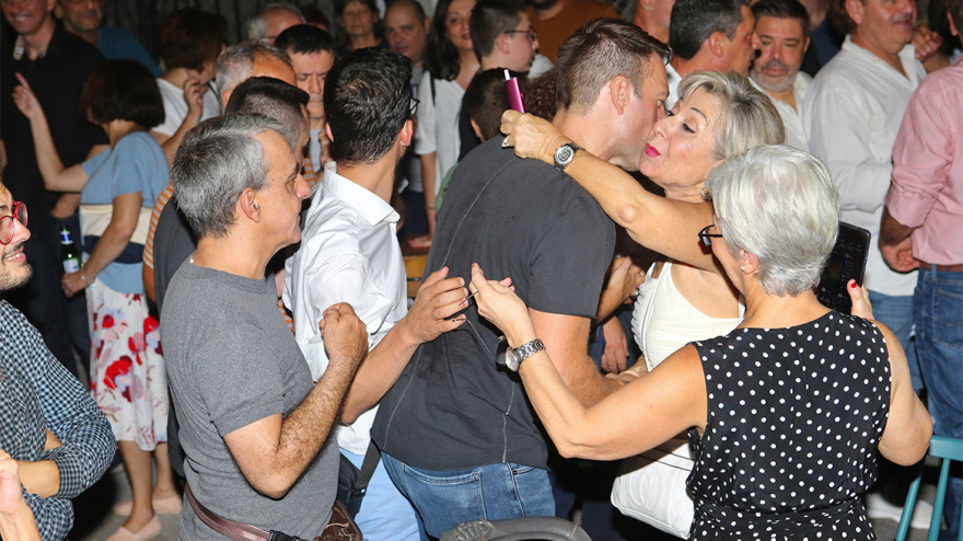 Στέφανος Κασσελάκης: Σε πάρτι νεολαίας με φίλους και συνεργάτες - Δείτε βίντεο και φωτογραφίες