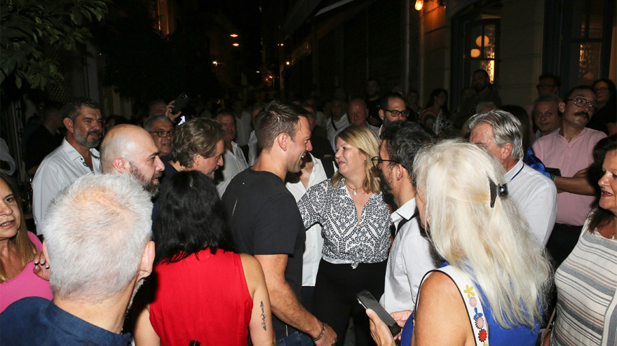 Στέφανος Κασσελάκης: Σε πάρτι νεολαίας με φίλους και συνεργάτες - Δείτε βίντεο και φωτογραφίες