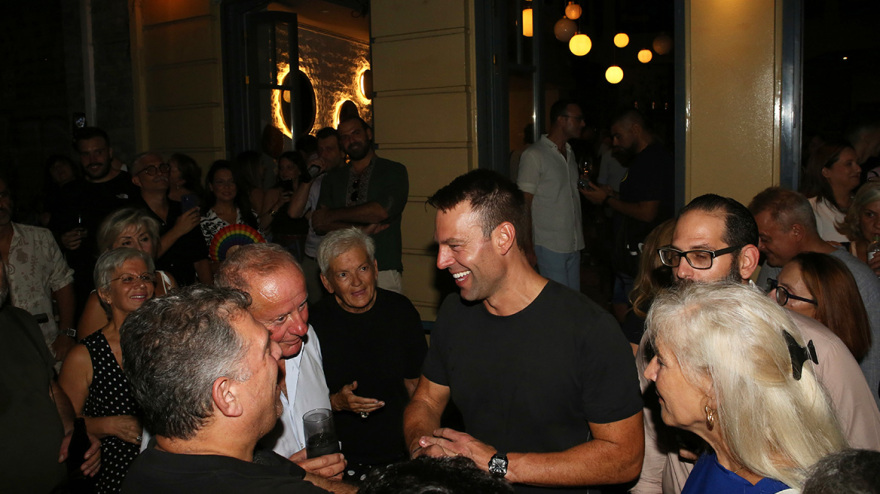 Στέφανος Κασσελάκης: Σε πάρτι νεολαίας με φίλους και συνεργάτες - Δείτε βίντεο και φωτογραφίες