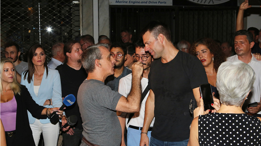 Στέφανος Κασσελάκης: Σε πάρτι νεολαίας με φίλους και συνεργάτες - Δείτε βίντεο και φωτογραφίες