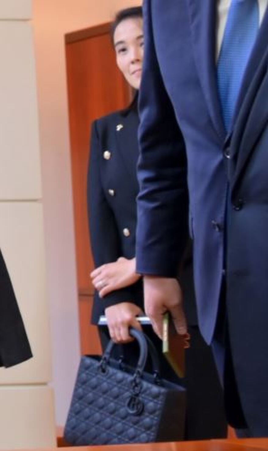 Κιμ Γιονγκ Ουν: Οι «γυναίκες» του κυκλοφορούν με πανάκριβες τσάντες Gucci