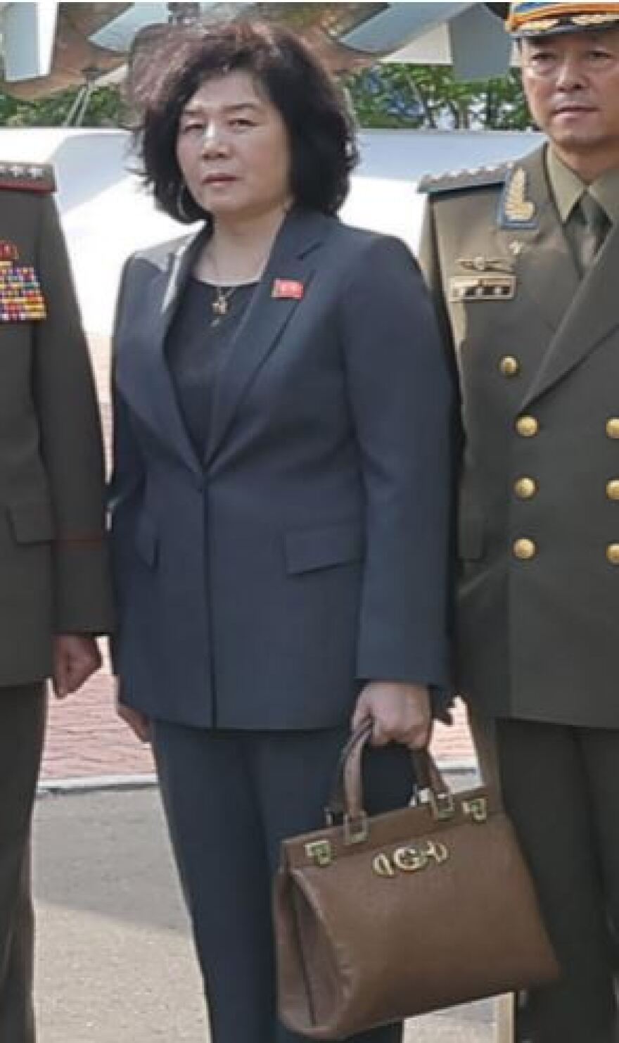 Κιμ Γιονγκ Ουν: Οι «γυναίκες» του κυκλοφορούν με πανάκριβες τσάντες Gucci