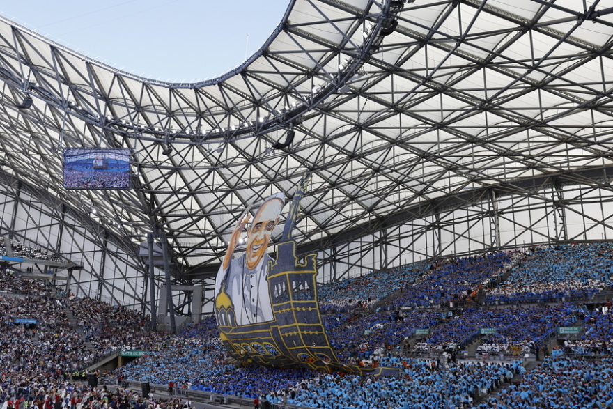 Πάπας Φραγκίσκος: Τέλεσε λειτουργία στο στάδιο Βελοντρόμ της Μαρσέιγ και οπαδοί σήκωσαν πανό - Βίντεο και φωτογραφίες