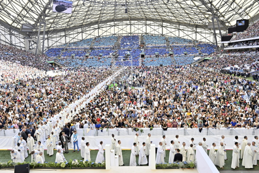 Πάπας Φραγκίσκος: Τέλεσε λειτουργία στο στάδιο Βελοντρόμ της Μαρσέιγ και οπαδοί σήκωσαν πανό - Βίντεο και φωτογραφίες
