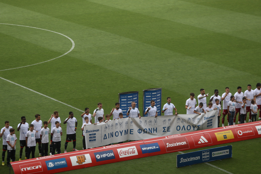 Ολυμπιακός - Κηφισιά: Στη νοηματική γλώσσα η λέξη Stoiximan στη φανέλα των ερυθρολεύκων 
