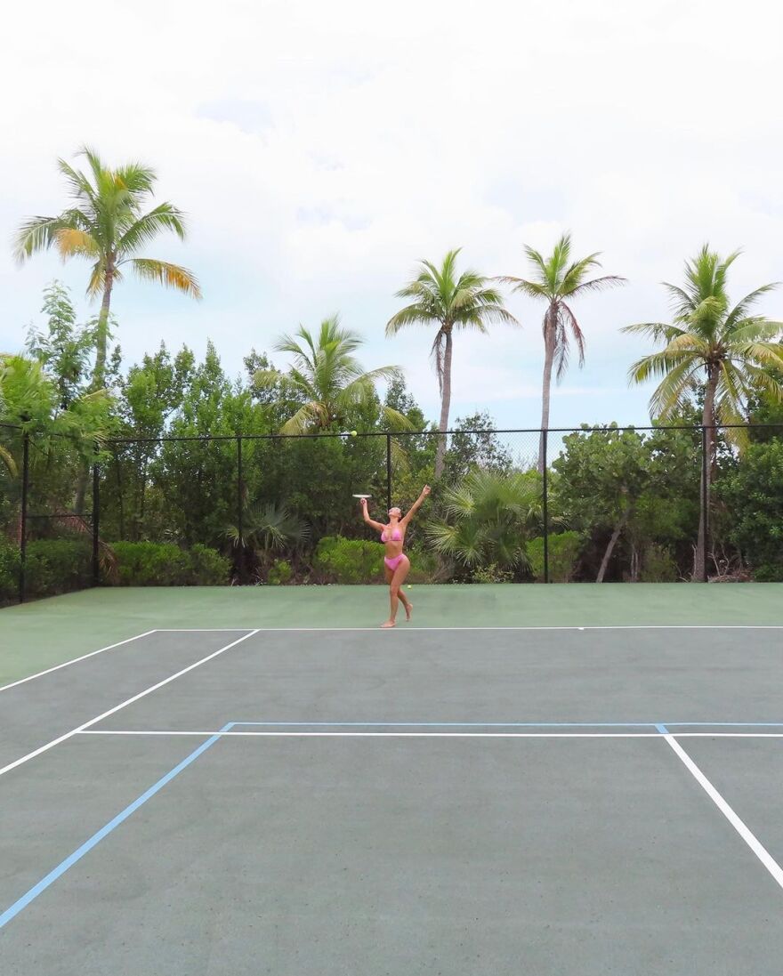 Κιμ Καρντάσιαν: Παίζει τένις φορώντας ένα ροζ μπικίνι