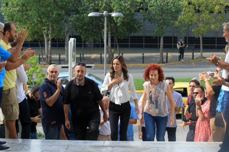 Εκλογές ΣΥΡΙΖΑ: Η ψήφος του Στέφανο Κασσελάκη και της Έφης Αχτσιόγλου σε 14 φωτογραφίες