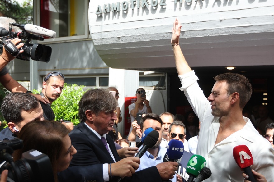 Εκλογές ΣΥΡΙΖΑ: Η ψήφος του Στέφανο Κασσελάκη και της Έφης Αχτσιόγλου σε 14 φωτογραφίες