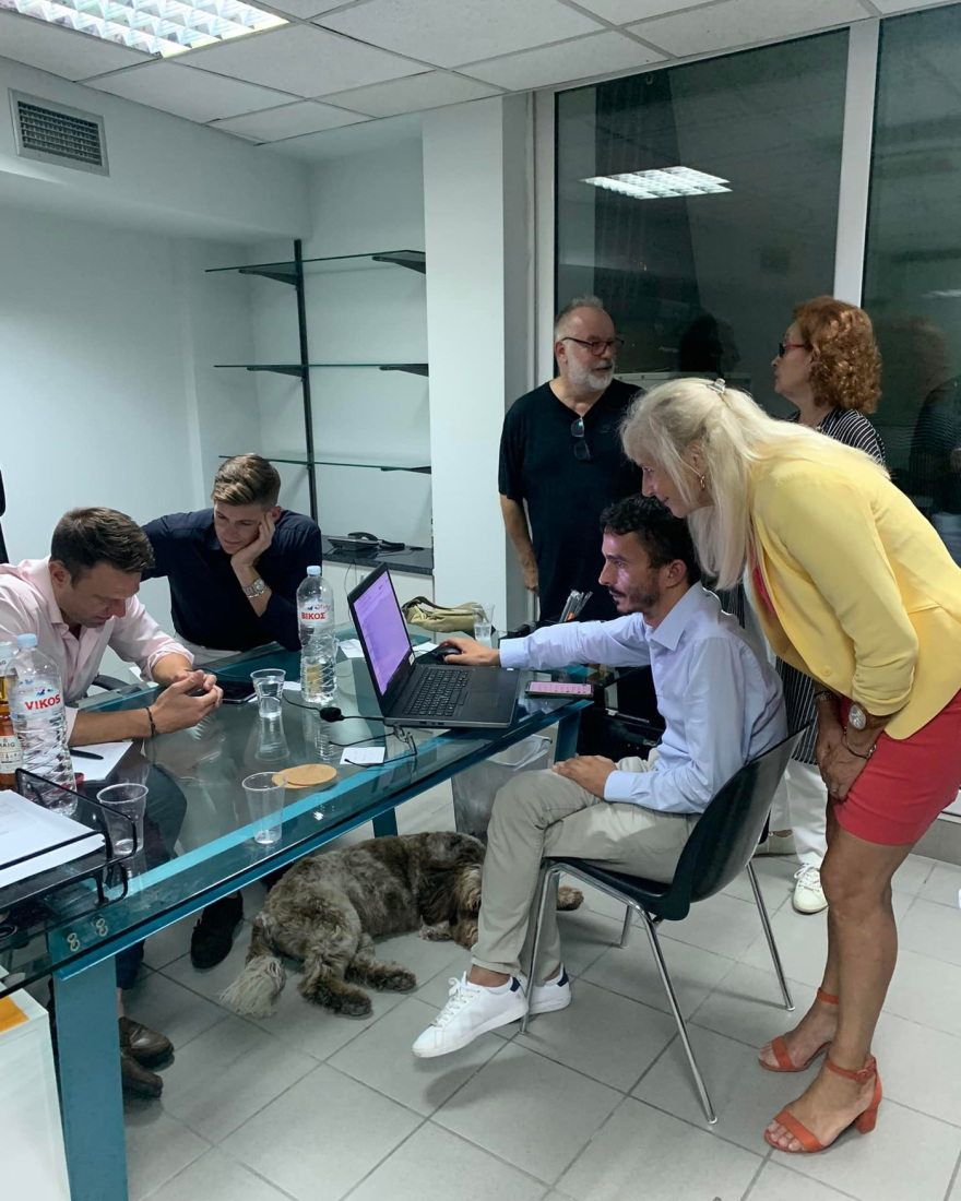 «Πρό-προ-πρόεδρε»: Οι πανηγυρισμοί στο επιτελείο Κασσελάκη μετά τη νίκη και την αρχηγία του ΣΥΡΙΖΑ