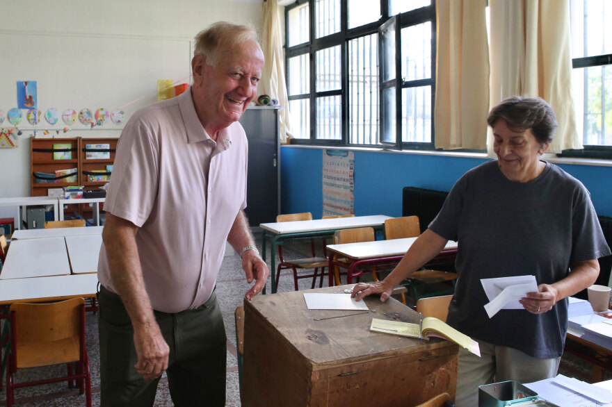 Εκλογές ΣΥΡΙΖΑ:  Ψήφισε ο πατέρας του Στέφανου Κασσελάκη - «Ο καλύτερος να κερδίσει»