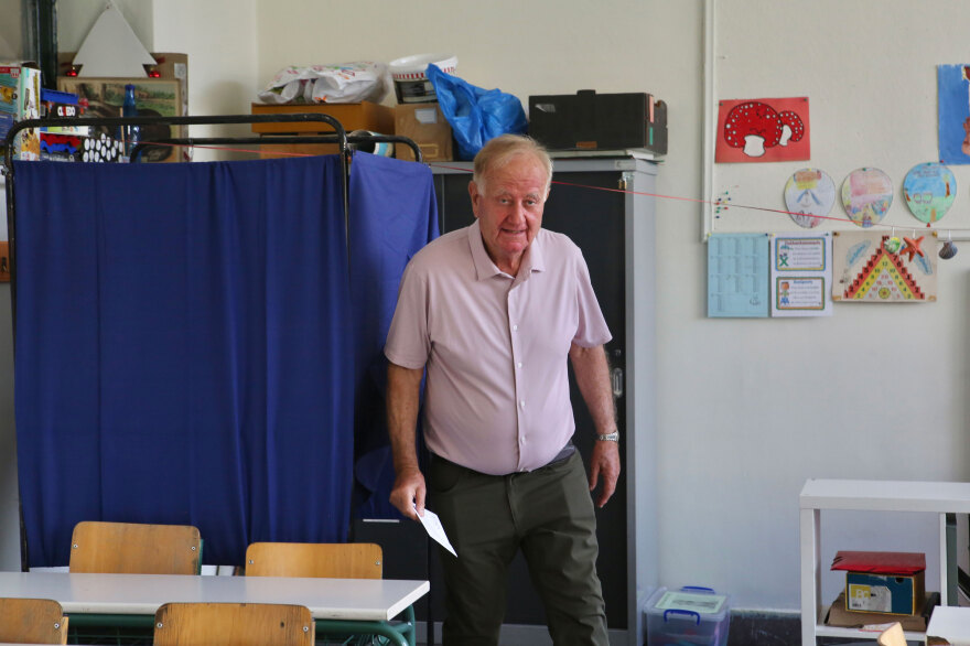 Εκλογές ΣΥΡΙΖΑ:  Ψήφισε ο πατέρας του Στέφανου Κασσελάκη - «Ο καλύτερος να κερδίσει»