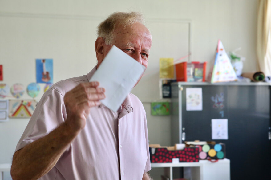 Εκλογές ΣΥΡΙΖΑ:  Ψήφισε ο πατέρας του Στέφανου Κασσελάκη - «Ο καλύτερος να κερδίσει»