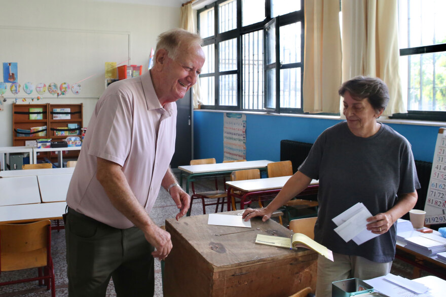 Εκλογές ΣΥΡΙΖΑ:  Ψήφισε ο πατέρας του Στέφανου Κασσελάκη - «Ο καλύτερος να κερδίσει»