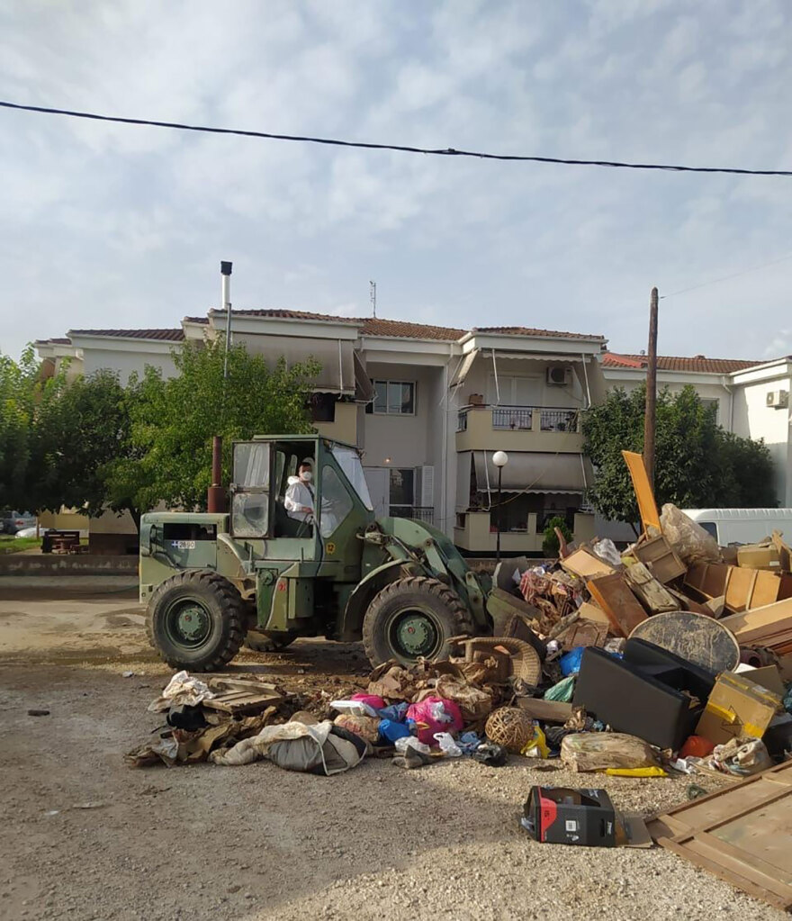 Συνεργεία του στρατού επιχειρούν σε πλημμυρισμένα σπίτια στη Θεσσαλία - Δείτε φωτογραφίες
