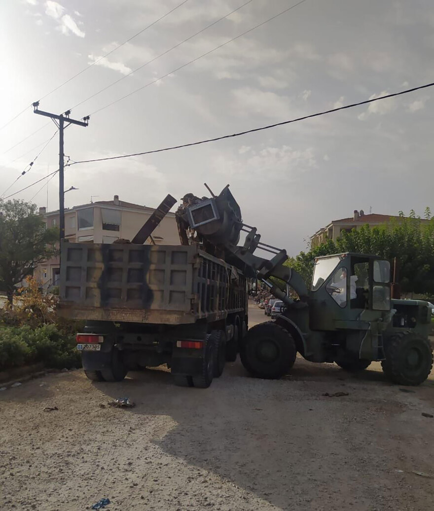 Συνεργεία του στρατού επιχειρούν σε πλημμυρισμένα σπίτια στη Θεσσαλία - Δείτε φωτογραφίες