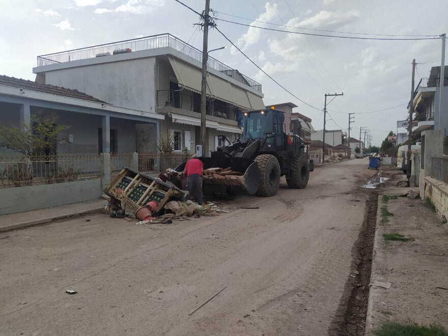 Συνεργεία του στρατού επιχειρούν σε πλημμυρισμένα σπίτια στη Θεσσαλία - Δείτε φωτογραφίες