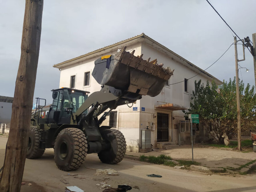 Συνεργεία του στρατού επιχειρούν σε πλημμυρισμένα σπίτια στη Θεσσαλία - Δείτε φωτογραφίες