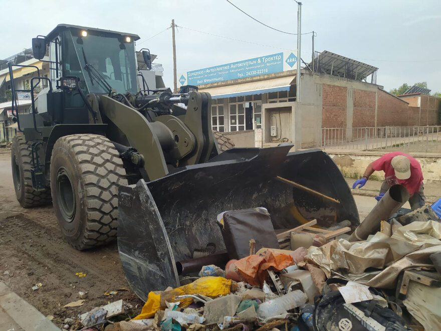 Συνεργεία του στρατού επιχειρούν σε πλημμυρισμένα σπίτια στη Θεσσαλία - Δείτε φωτογραφίες