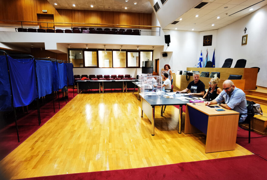 Εκλογές ΣΥΡΙΖΑ: Ουρές από νωρίς στο Αιγάλεω για τον δεύτερο γύρο