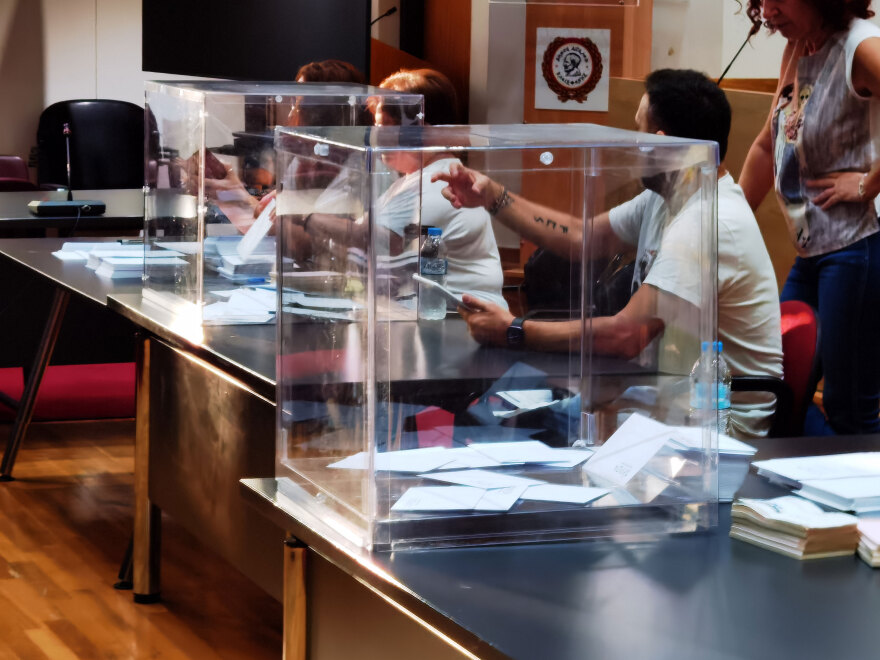 ΣΥΡΙΖΑ: Στις κάλπες για Κασσελάκη ή Αχτσιόγλου -  Ψήφισαν 19.000 τις πρώτες δύο ώρες