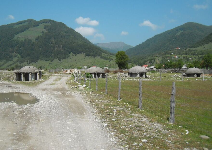 Αλβανία: Τα 750.000 «μπούνκερ» του Ενβέρ Χότζα - Καταφύγια και πολυβολεία για έναν αόρατο εχθρό