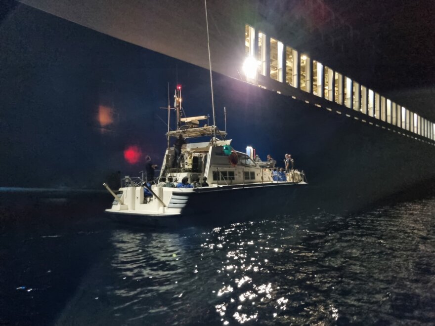 Κρήτη: Φορτηγό πλοίο διέσωσε μετανάστες που επέβαιναν σε ακυβέρνητο σκάφος στην Παλαιοχώρα - Δείτε βίντεο