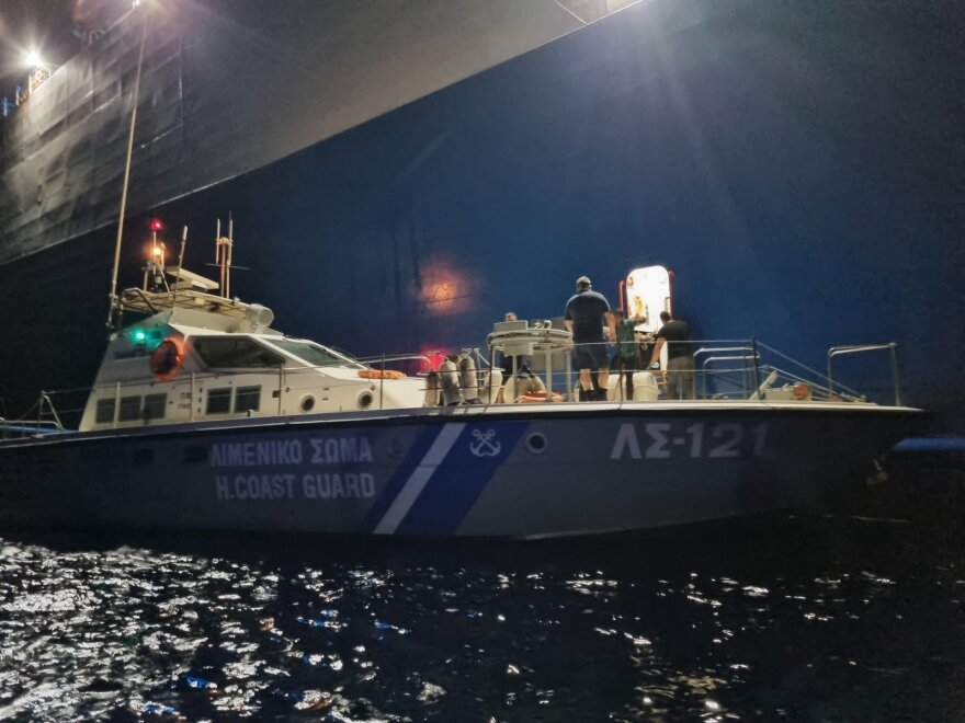 Κρήτη: Φορτηγό πλοίο διέσωσε μετανάστες που επέβαιναν σε ακυβέρνητο σκάφος στην Παλαιοχώρα - Δείτε βίντεο