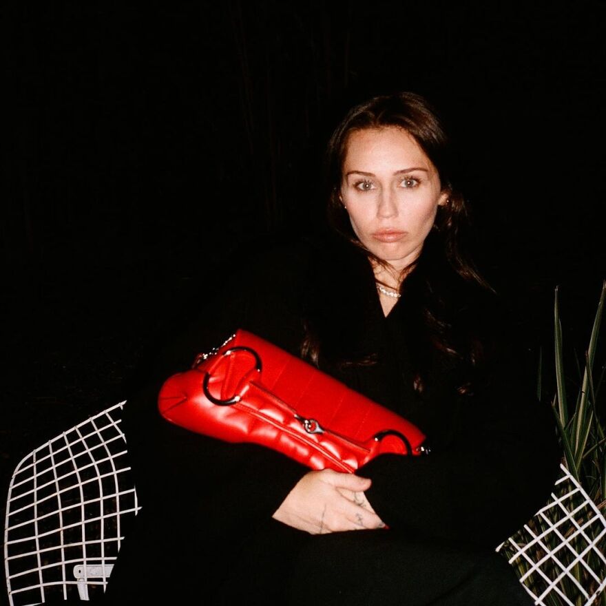 Μάιλι Σάιρους: Ξαναέγινε μελαχρινή και εξέπληξε τους θαυμαστές της 