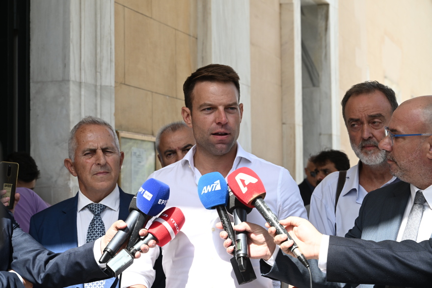 Τσίπρας: «Μαθαίνει γρήγορα ο Κασσελάκης» - To πηγαδάκι με δημοσιογράφους και η ατάκα για τον Τσώρτσιλ