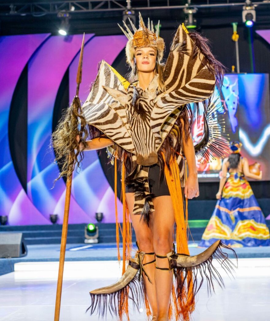 Σάλος στη Ζιμπάμπουε: Λευκό μοντέλο θα εκπροσωπήσει τη χώρα στον διαγωνισμό Miss Universe - Βίντεο και φωτογραφίες