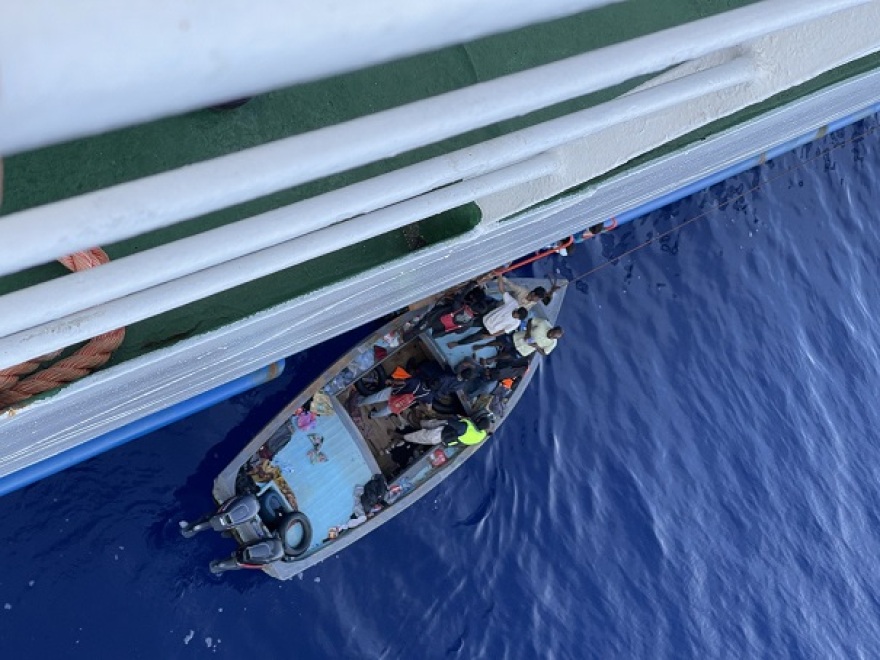 Κρήτη: Φορτηγό πλοίο διέσωσε μετανάστες που επέβαιναν σε ακυβέρνητο σκάφος στην Παλαιοχώρα - Δείτε βίντεο