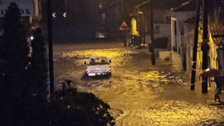 Κακοκαιρία Elias - Τρίκαλα: «Ποτάμια» οι δρόμοι μετά από μία ώρα βροχόπτωσης