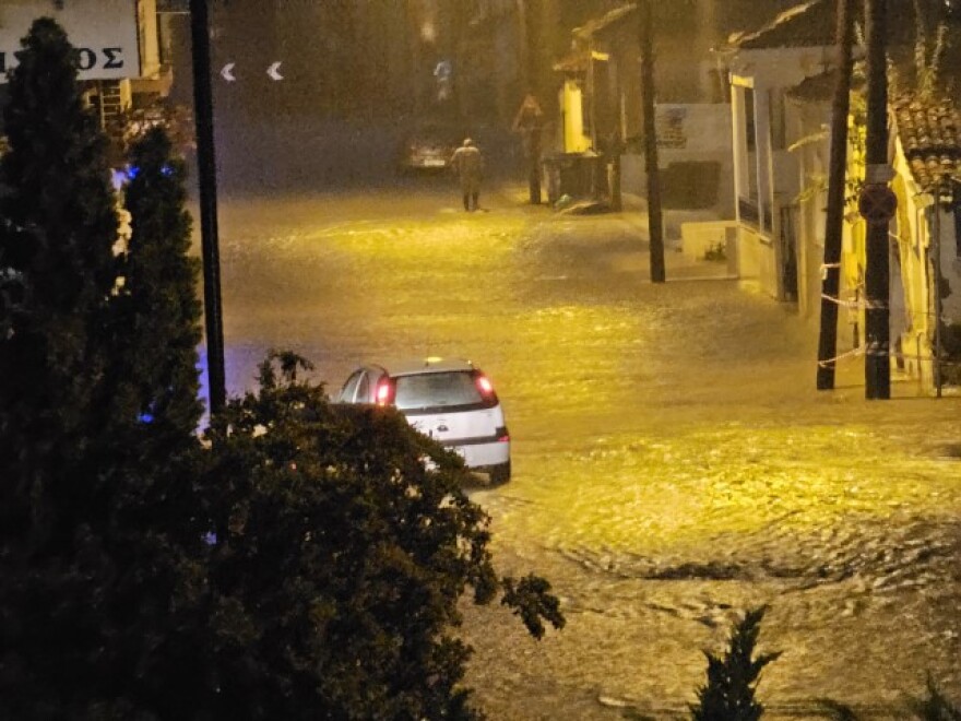 Κακοκαιρία Elias - Τρίκαλα: «Ποτάμια» οι δρόμοι μετά από μία ώρα βροχόπτωσης