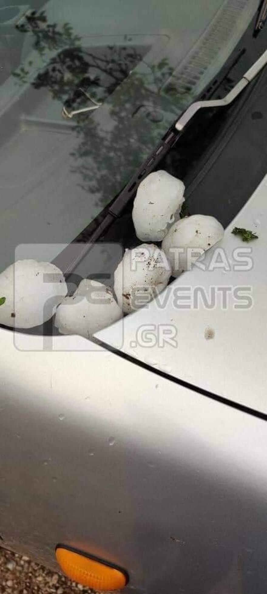 Κακοκαιρία Elias: Ζημιές από το χαλάζι στην ορεινή Αχαΐα, έσπασαν ηλιακοί και τζάμια - Δρόμος στα Τρίκαλα μετατράπηκε σε ποτάμι σε μία ώρα