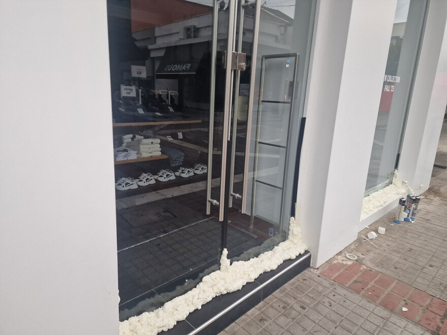 Κακοκαιρία Elias - Καρδίτσα: «Οχυρώνουν» τα καταστήματα με σακιά άμμου και κόλλα πολυουρεθάνης (βίντεο και φωτογραφίες)