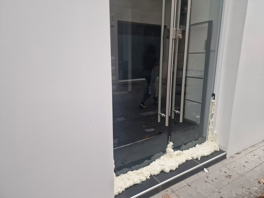 Κακοκαιρία Elias - Καρδίτσα: «Οχυρώνουν» τα καταστήματα με σακιά άμμου και κόλλα πολυουρεθάνης (βίντεο και φωτογραφίες)